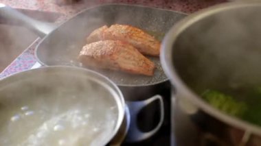 Kızartma tavasında somon fileto pişiriyorum.