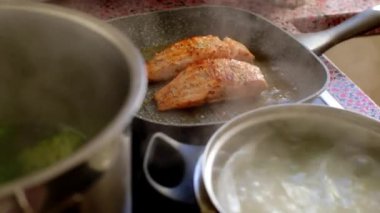 Kızartma tavasında somon fileto pişiriyorum.