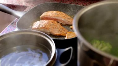 Kızartma tavasında somon fileto pişiriyorum.