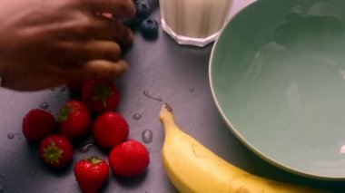 Sabah kahvaltısı için meyve hazırlayan insan elleri