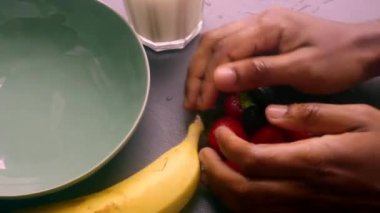 Sabah kahvaltısı için meyve hazırlayan insan elleri