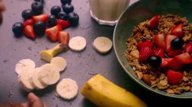 İnsan elleri kahvaltı için lezzetli müsli hazırlıyor.