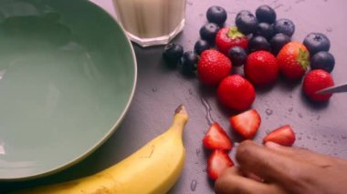 Sabah kahvaltısı için meyve hazırlayan insan elleri