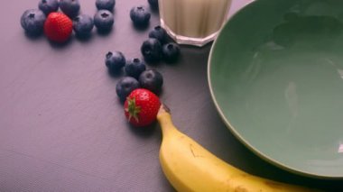 Elleri ahşap kesim tahtasında meyve hazırlıyor.