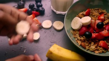 Sabah kahvaltısı için müsli gevreği hazırlayan kişi elleri