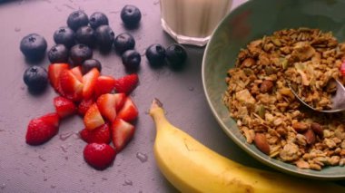 Sabah kahvaltısı için müsli gevreği hazırlayan kişi elleri