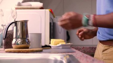 Kahvaltıda evde tereyağlı kurşun geçirmez kahve yapan kişi.