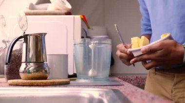 Kahvaltıda evde tereyağlı kurşun geçirmez kahve yapan kişi.