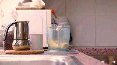 Kahvaltıda evde tereyağlı kurşun geçirmez kahve yapan kişi.