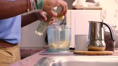 Evde tereyağı ve MCT yağıyla Keto kahvesi yapan kişi