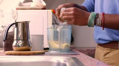 Evde tereyağı ve MCT yağıyla Keto kahvesi yapan kişi