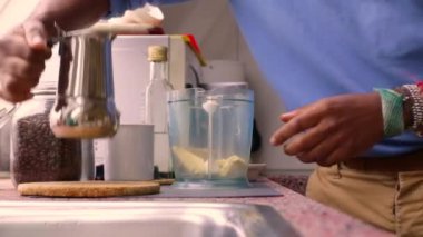 Evde tereyağı ve MCT yağıyla Keto kahvesi yapan kişi