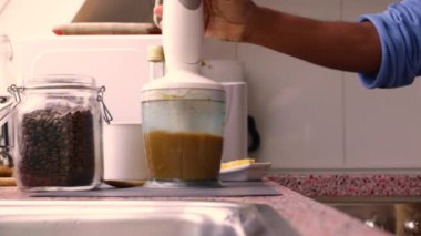 Evde tereyağı ve MCT yağıyla Keto kahvesi yapan kişi