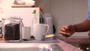 Mutfakta tereyağı ve MCT yağıyla keto kahvesi hazırlayan kişi 