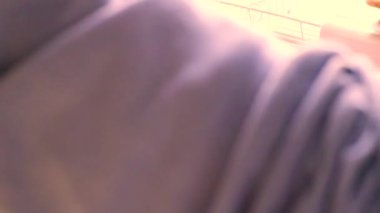 Moka pot ile espresso yapan kişiye yakın çekim.