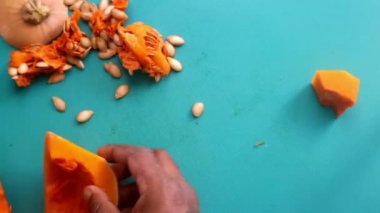 Düzleşmiş eller organik kabak ezmesi hazırlıyor.