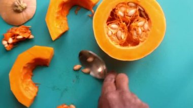 Organik balkabağı ezmesi hazırlayan birinin düz yatışı.