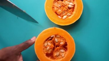 Organik balkabağı ezmesi hazırlayan birinin düz yatışı.