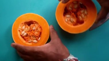 Organik balkabağı ezmesi hazırlayan birinin düz yatışı.