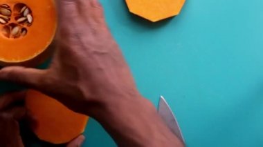 Organik balkabağı ezmesi hazırlayan birinin düz yatışı.