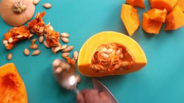 Organik balkabağı ezmesi hazırlayan birinin düz yatışı.