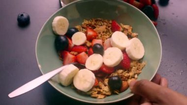 Sabah kahvaltısı için müsli gevreği hazırlayan kişi elleri