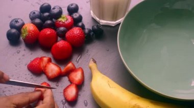 Sabah kahvaltısı için müsli gevreği hazırlayan kişi elleri