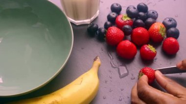 Sabah kahvaltısı için müsli gevreği hazırlayan kişi elleri