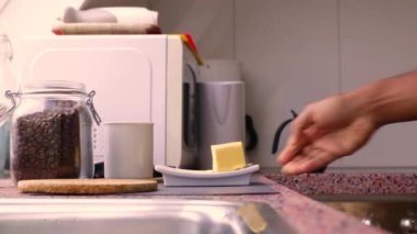 Tereyağı ve MCT yağından kurşun geçirmez kahve yapan kişi