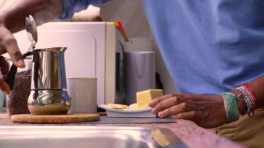 Tereyağı ve MCT yağından kurşun geçirmez kahve yapan kişi