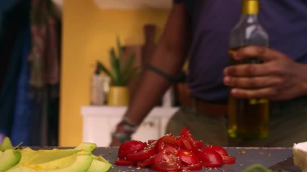 Sağlıklı Öğle Yemeği Için Organik Yiyecekleri Doğrayan Yetişkinleri Yakın — Stok video