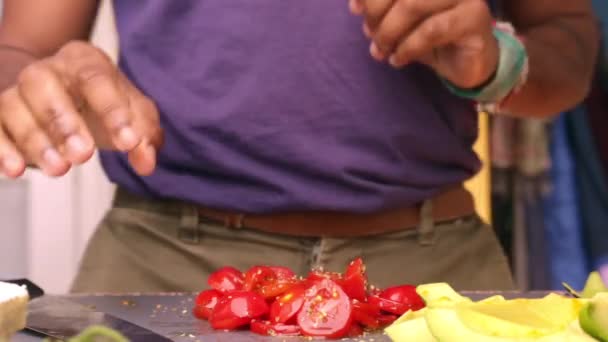 Close Adulto Cortando Alimentos Orgânicos Para Almoço Saudável — Vídeo de Stock