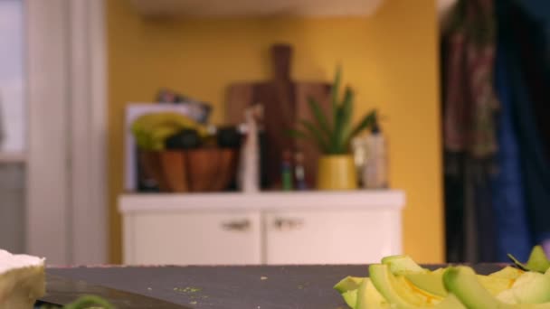 Cerrar Adulto Picando Comida Orgánica Para Almuerzo Saludable — Vídeo de stock