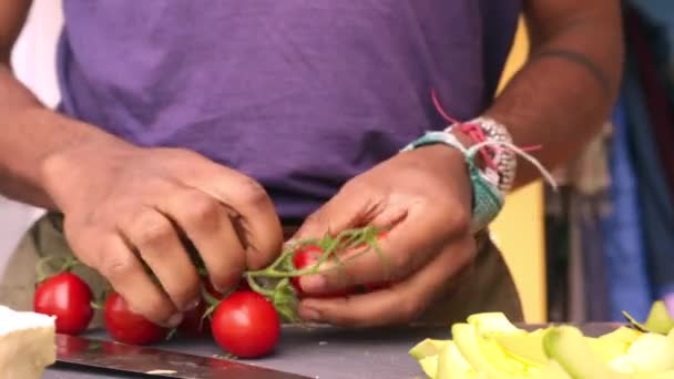 Close Adulto Cortando Alimentos Orgânicos Para Almoço Saudável — Vídeo de Stock