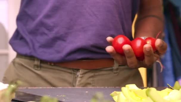 Cerrar Adulto Picando Comida Orgánica Para Almuerzo Saludable — Vídeo de stock