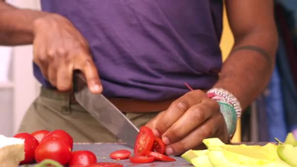 Close Adulto Cortando Alimentos Orgânicos Para Almoço Saudável — Vídeo de Stock