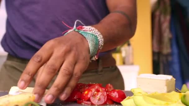 Cerrar Adulto Picando Comida Orgánica Para Almuerzo Saludable — Vídeo de stock