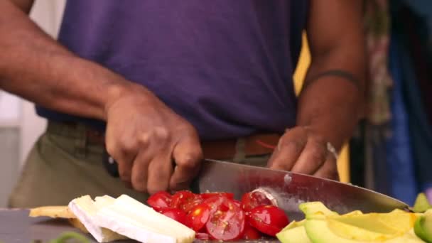 关闭成人切碎有机食物的健康午餐 — 图库视频影像