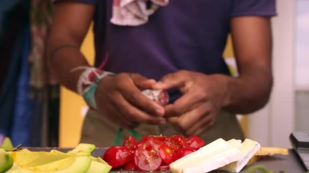 Close Adultos Preparando Alimentos Orgânicos Para Almoço Saudável — Vídeo de Stock