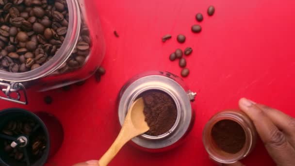 エスプレッソコーヒーを作る人のフラットレイ90度 — ストック動画