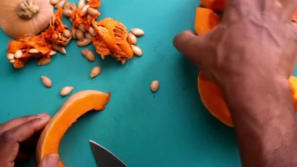 Plano Poner Manos Preparando Calabaza Orgánica Calabaza Calabaza — Vídeos de Stock