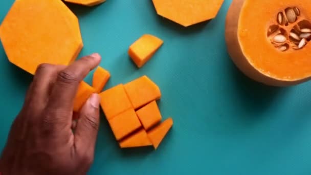 Platt Äggläggning Person Som Förbereder Ekologisk Pumpa Butternut Squash — Stockvideo