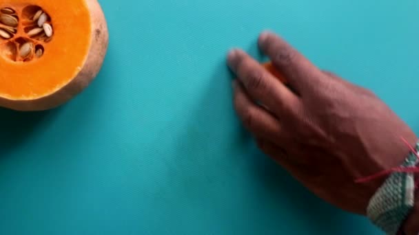 Lapos Laikus Személy Készíti Sütőtök Vajdió Squash — Stock videók