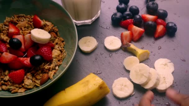 Osoba Ruce Příprava Ranní Snídaně Müsli Cereálie — Stock video