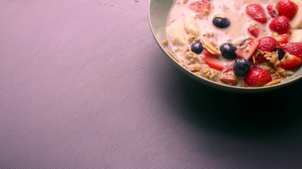 Person Händer Förbereda Morgon Frukost Müsli Flingor — Stockvideo