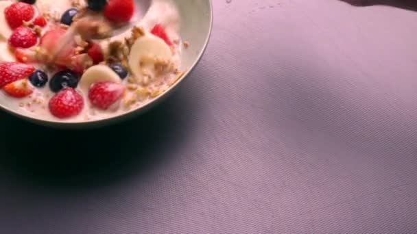 Persona Mani Preparazione Mattina Colazione Muesli Cereali — Video Stock