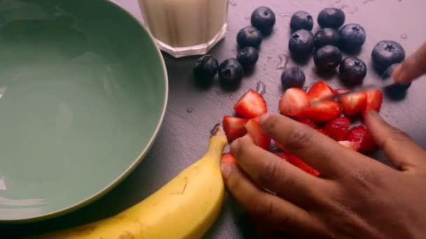 Persona Manos Preparando Desayuno Mañana Cereales Muesli — Vídeo de stock