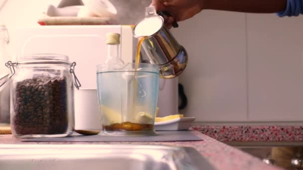 用黄油和Mct油做防弹咖啡的人 — 图库视频影像