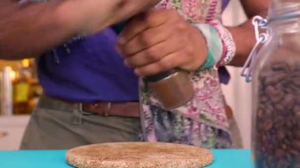 Pessoa Fazendo Café Prova Balas Com Manteiga Óleo Mct — Vídeo de Stock