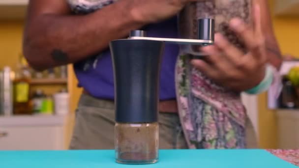 自宅で焙煎したコーヒー豆を手動で粉砕する人 — ストック動画